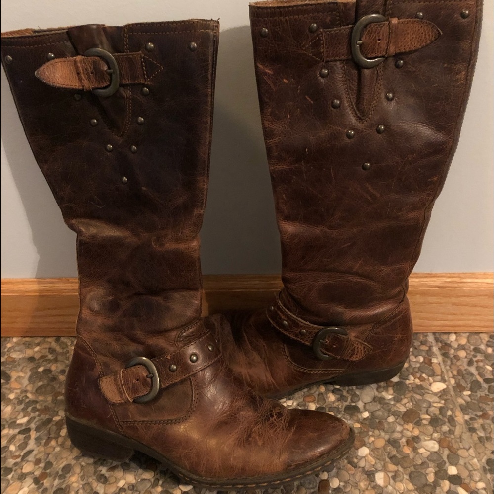 EUC b.o.c brown distressed 8.5 boots